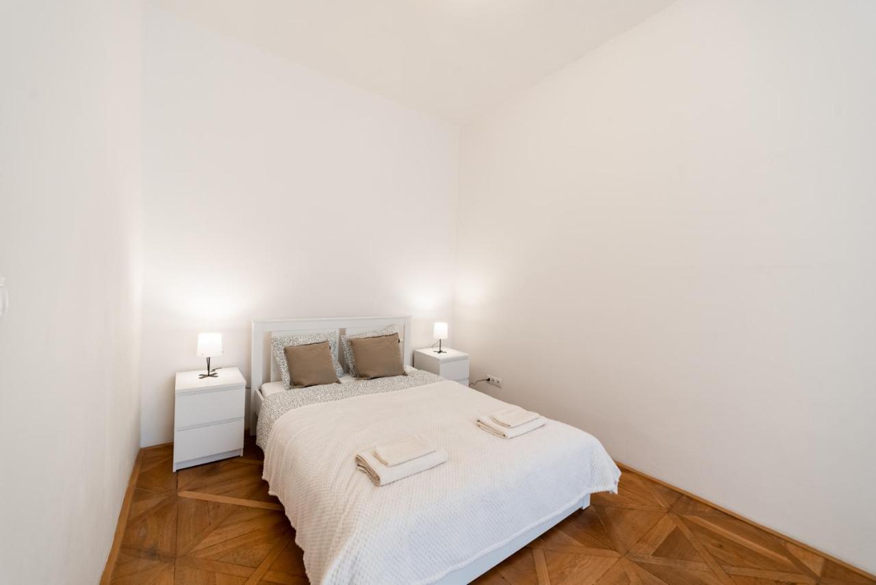Exclusive Apartment Near Kafka'S Head Prag Exteriör bild