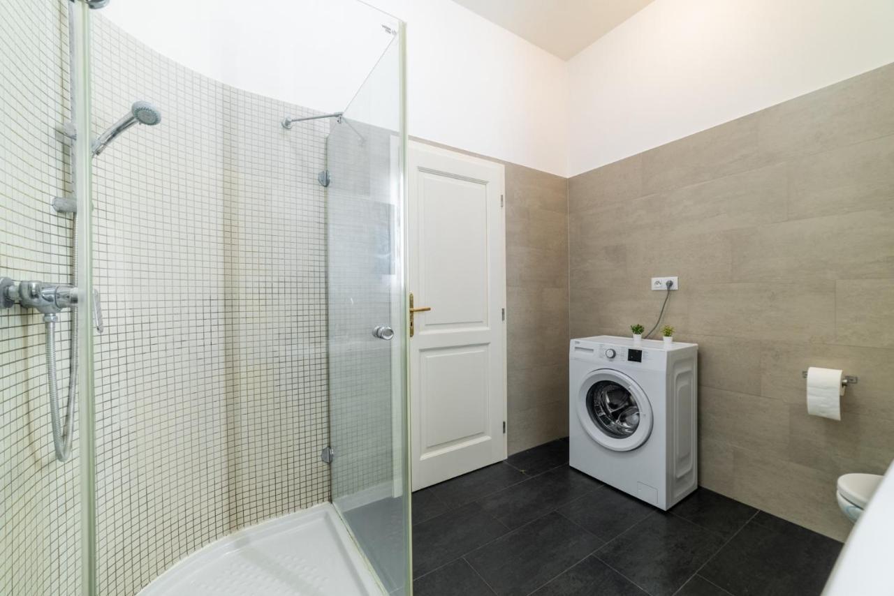 Exclusive Apartment Near Kafka'S Head Prag Exteriör bild
