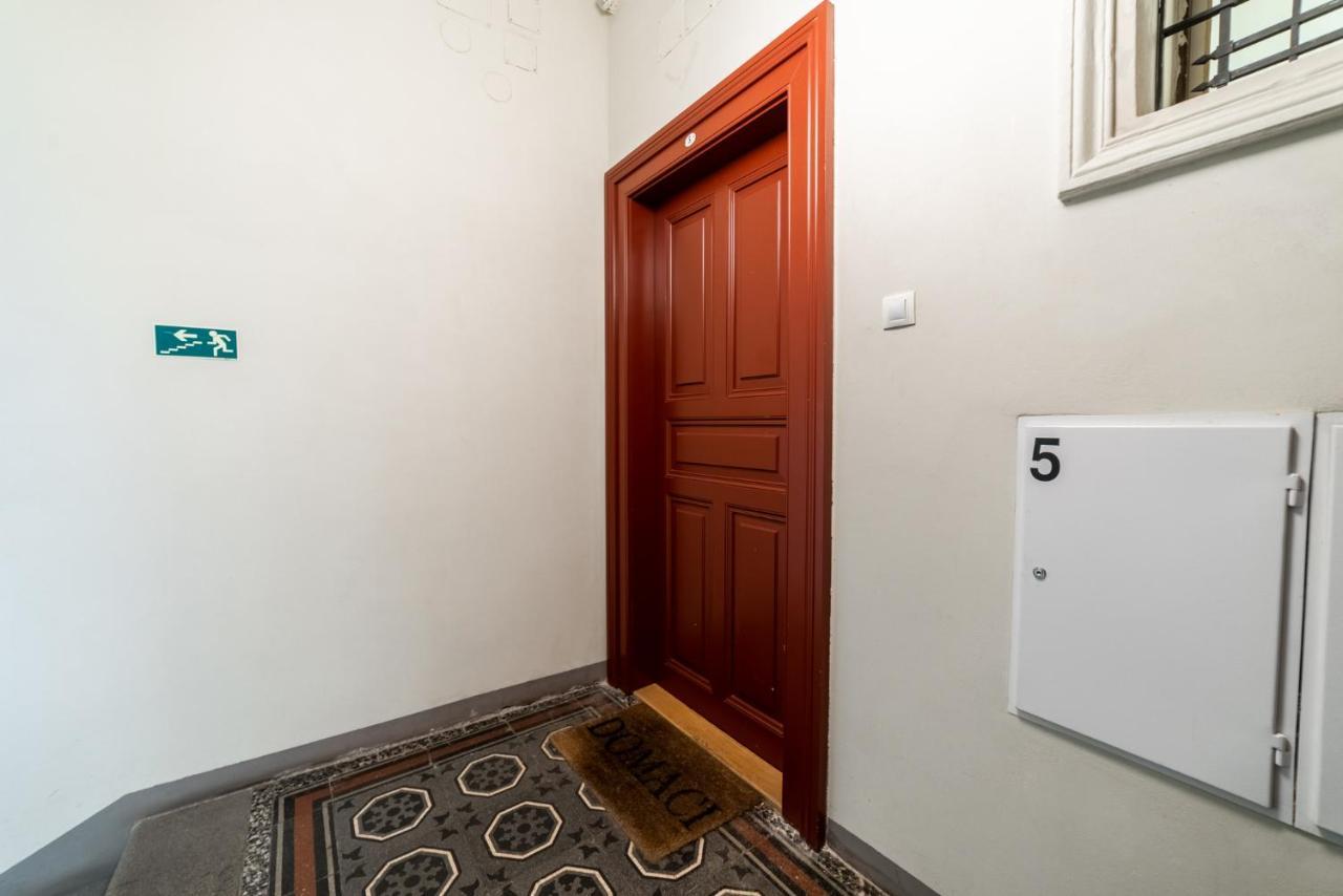Exclusive Apartment Near Kafka'S Head Prag Exteriör bild